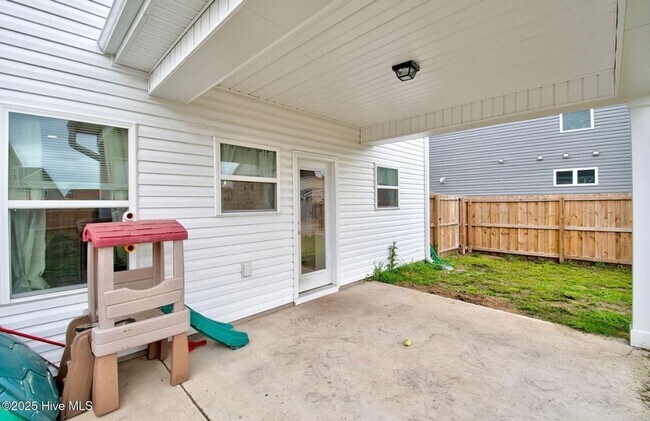 Building Photo - Single Family Home in Desirable Neighborhood