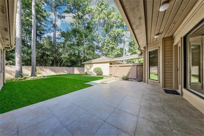 Building Photo - 10 Silent Brook Pl