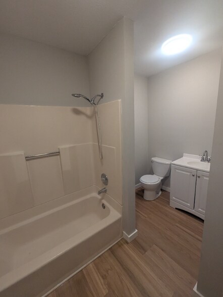 Building Photo - 604 Adams St NE