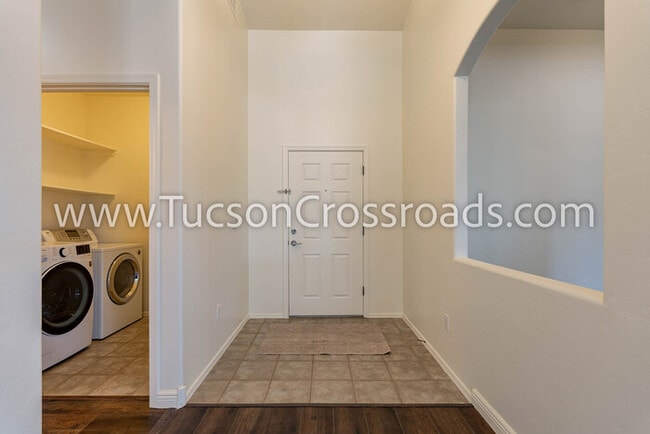 Building Photo - 4 Bedroom / 2 Bathroom Home