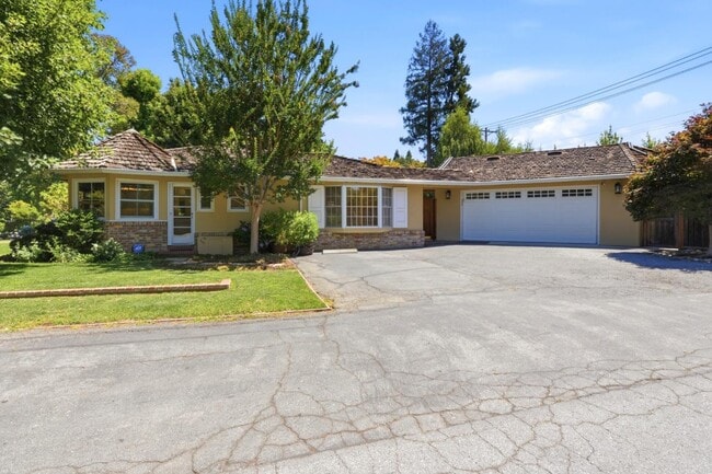 Building Photo - 1825 White Oak Dr