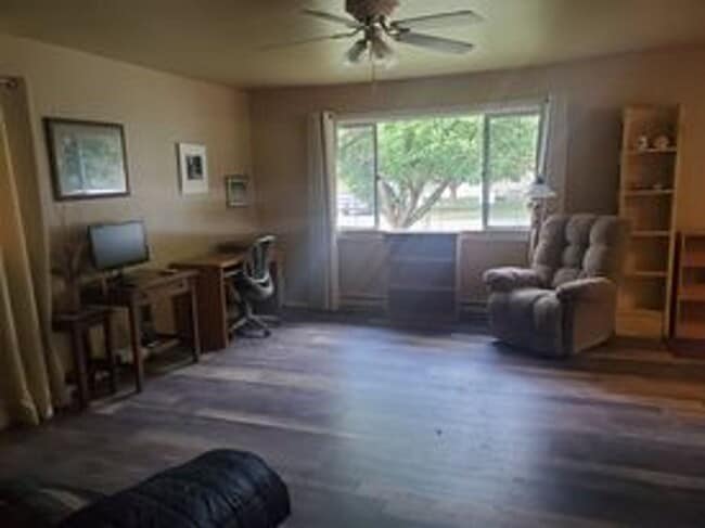 Building Photo - Marsenich- 2 bedroom house with fenced yard.