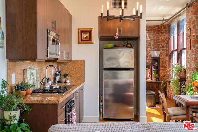 Building Photo - 460 S Spring St