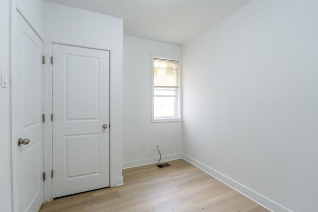 Building Photo - Newly rehabbed 3 bedroom 1.5 bath unit