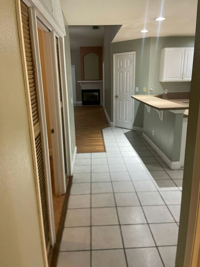 Building Photo - 6018 Gentle Ben Cir