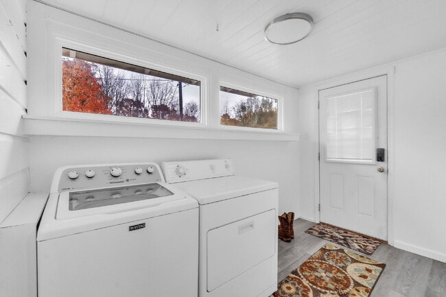 Building Photo - Warm & Welcoming 2 Bed, 2 Bath Home with Solar Panels and Spacious Yard