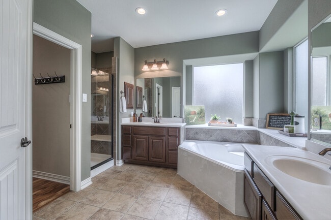 Huge garden tub and walk in shower with bench - 323 Arbor Ridge Ln