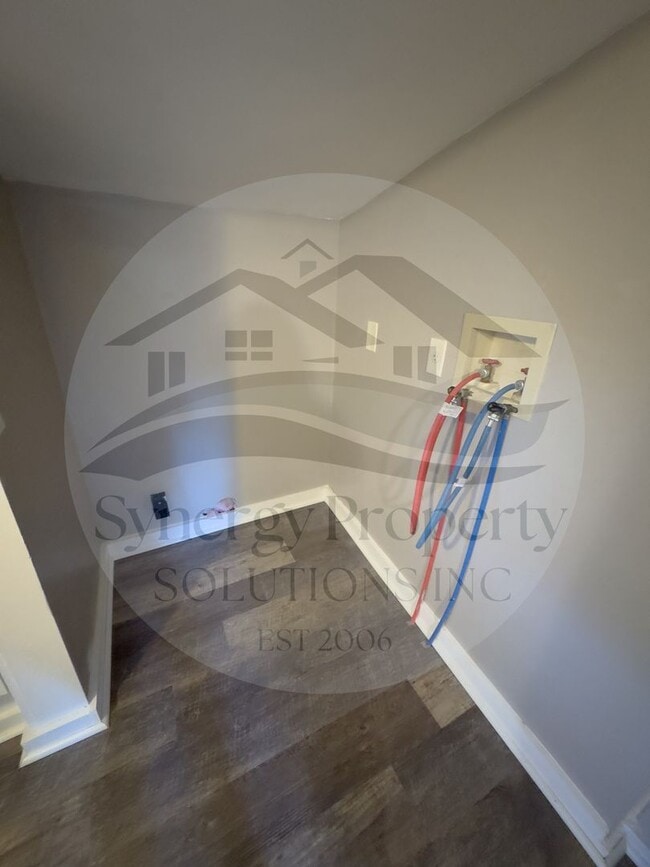 Building Photo - One Bedroom House Available Now