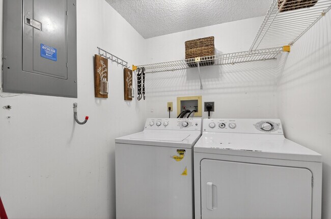 Building Photo - 2703 Maplewood Dr