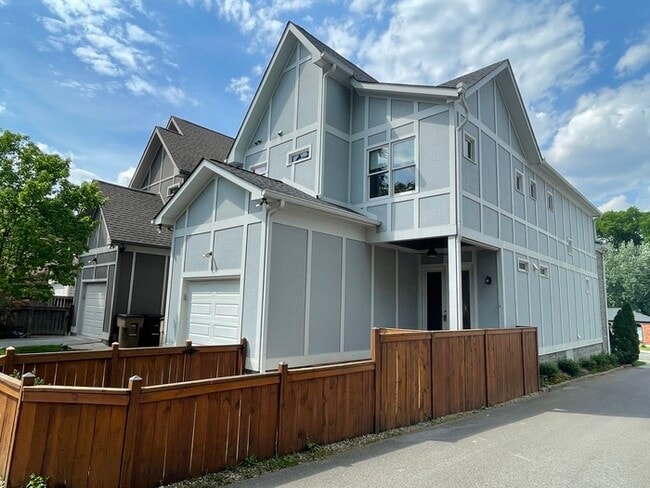 Building Photo - Green Hills/Lipscomb area home built in 20...