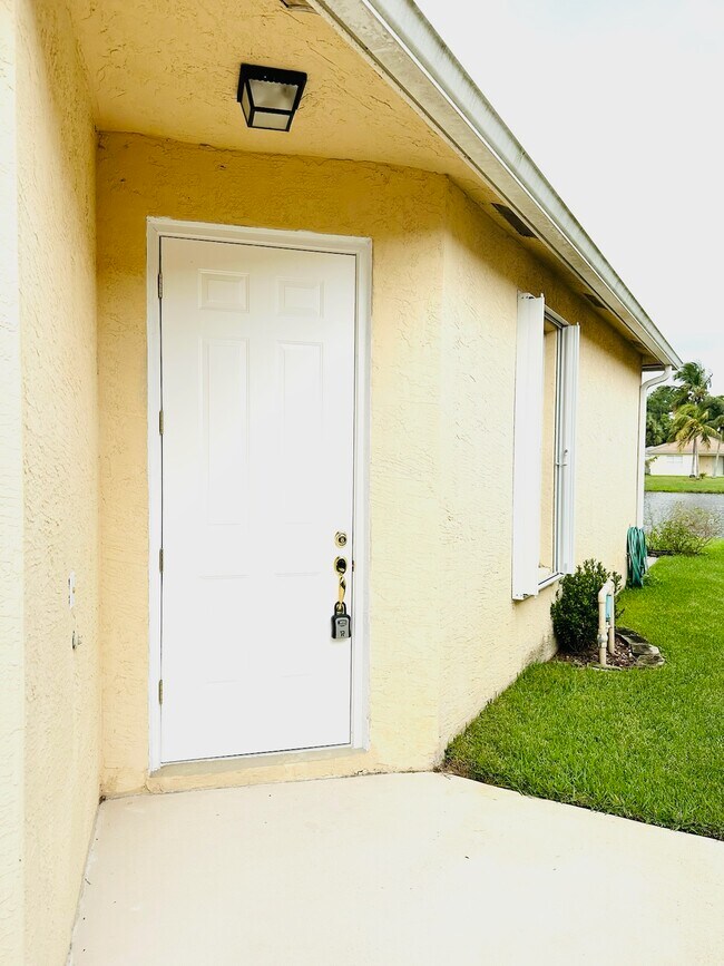 Building Photo - 867 SW Rocky Bayou Ter