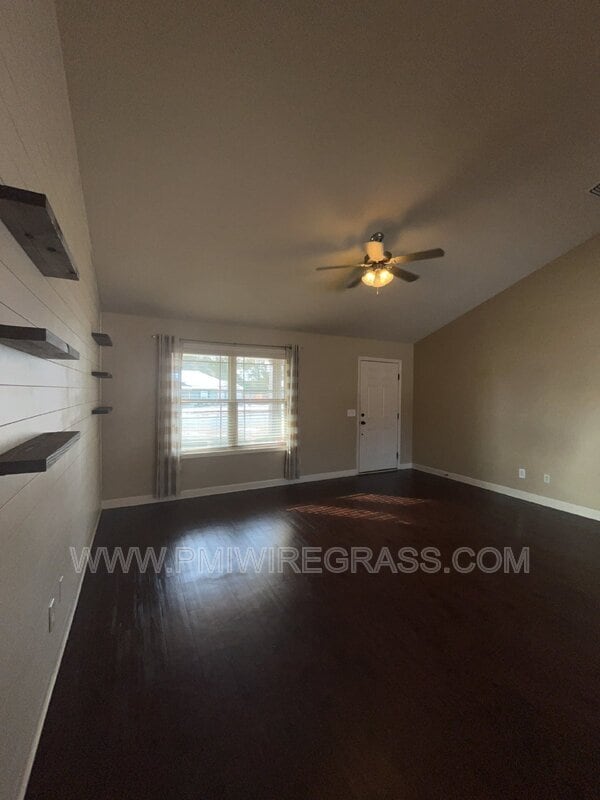 Building Photo - 229 Lace Dr