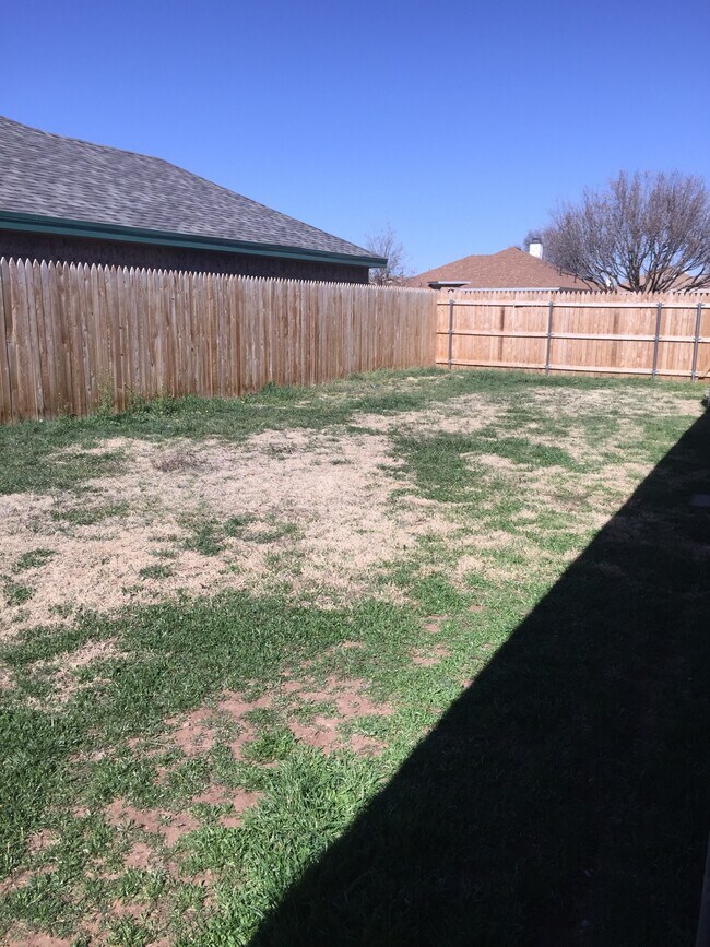 Building Photo - 6101 9th Dr