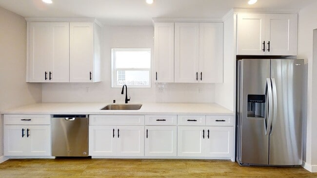 Building Photo - Big Bedrooms,  Great Yard!
