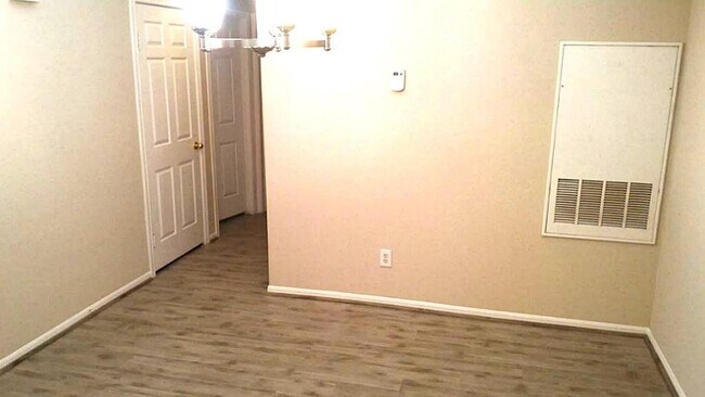 Building Photo - 2255 Braeswood Park Dr