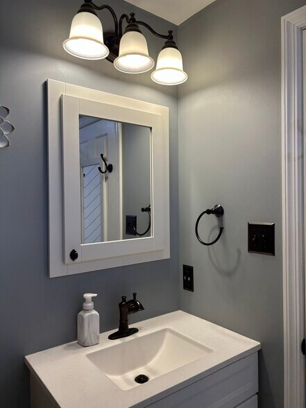 Full bath - 950 Twin Leaf Ct