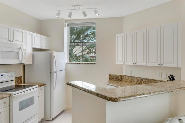 Building Photo - 630 S Sapodilla Ave