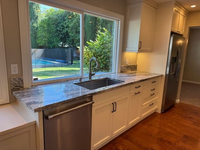Building Photo - Gorgeous 2 story 5 bedroom home w/pool in ...
