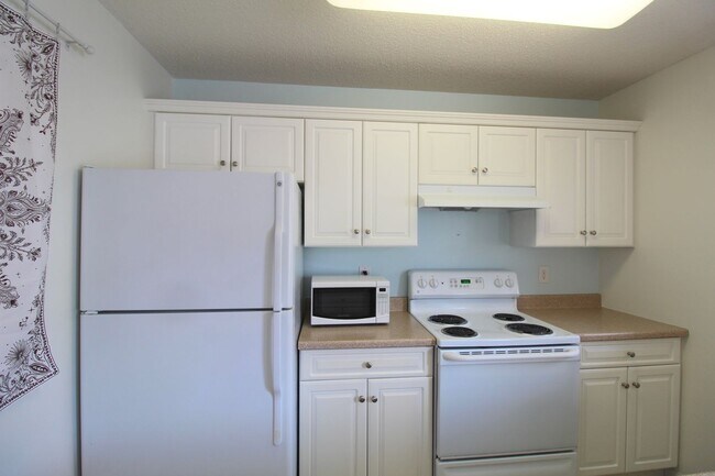 Building Photo - Liberty Square Townhome with Fenced Yard!