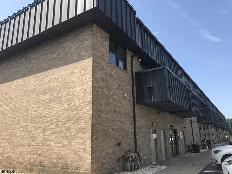 Building Photo - 142 Totowa Rd