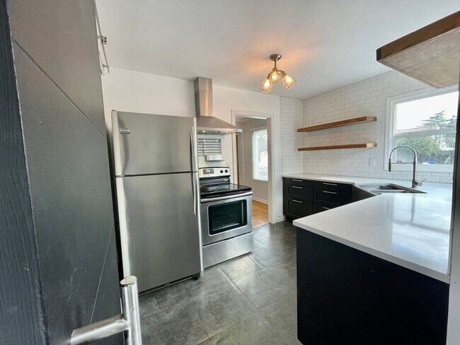 Building Photo - Cute Classic 1950s 2 Bd 1 Ba House + Bonus Room w/ Washer & Dryer, AC and Fenced Spacious Yard!