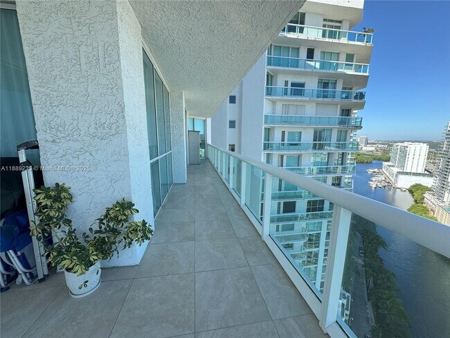 Building Photo - 16400 Collins Ave
