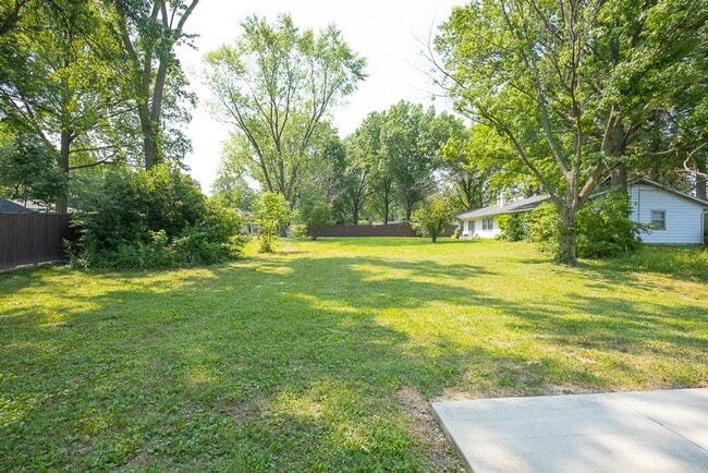 Building Photo - NICE RANCH IN AMHERST!