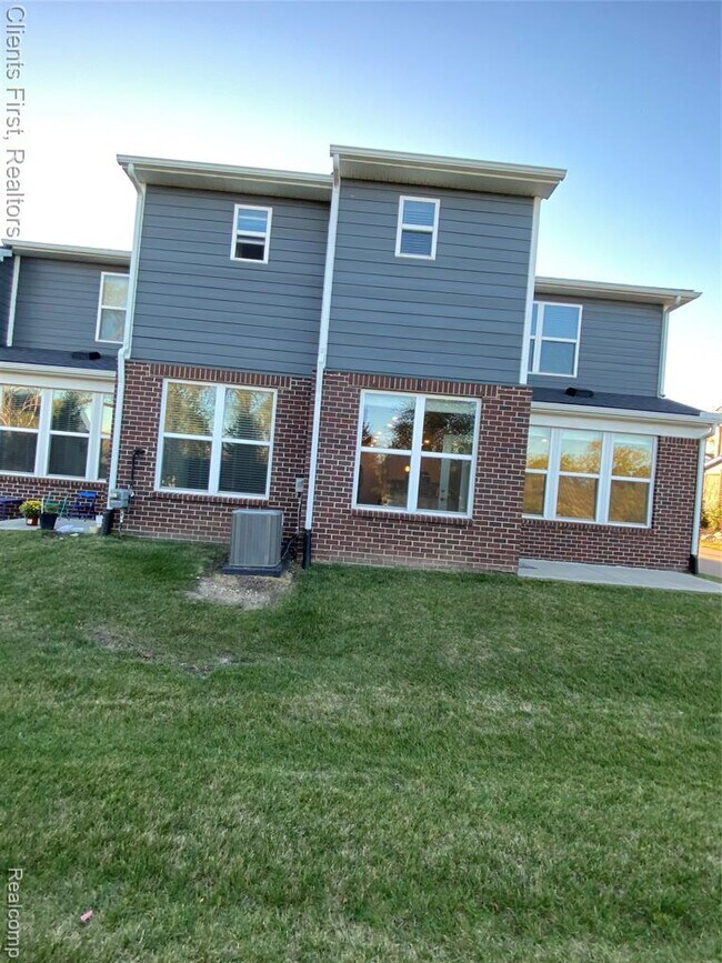 Building Photo - 22490 Woodbridge Ln