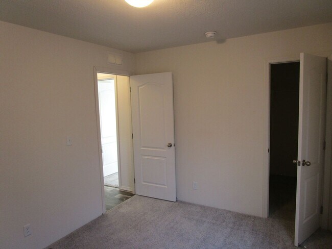 Building Photo - Newer Spacious Home in Ochoco West Subdivision - Available Soon!