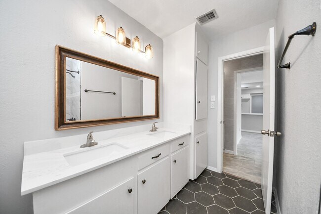 Building Photo - 2405 Pickerton Dr