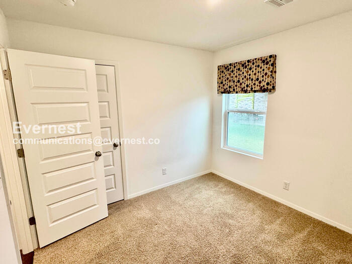 Building Photo - 707 N Dogwood Ave