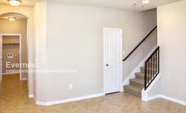 Building Photo - 2880 Donnell Dr