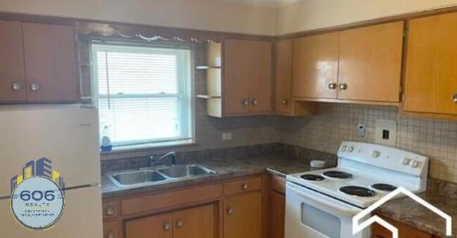 Building Photo - Franklin Park Apartments!