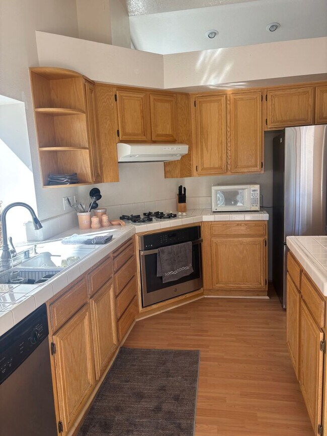 Building Photo - 4-BedroomSpacious Home