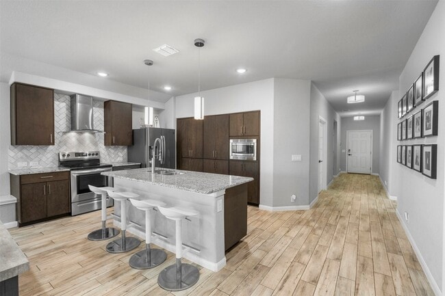 Building Photo - 817 Cloverwood Dr