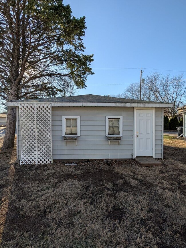 Building Photo - Spacious 3 Bedroom Home with 2 Car Garage and Large Yard!