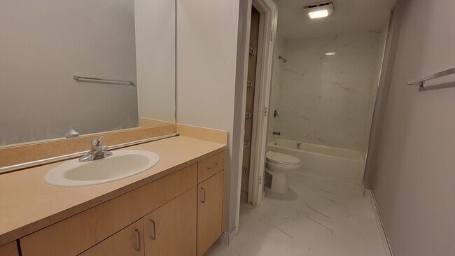 Building Photo - Luxury Condo On The Top Floor at Solé in Flagler Village