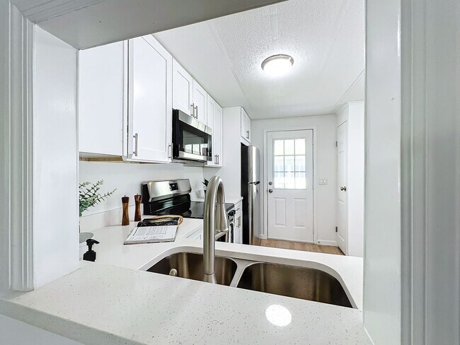 Building Photo - Gorgeous fully remodeled 2-Bedroom, 2 Bath...