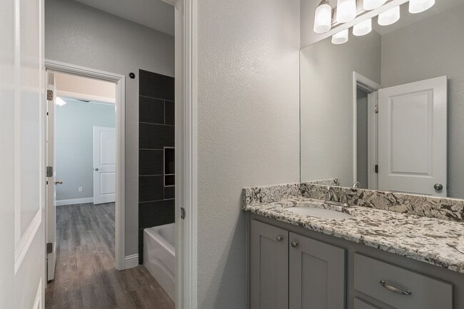 Building Photo - * MOVE IN SUMMER 6/29/2026* 6 Bed 4 Bath H...