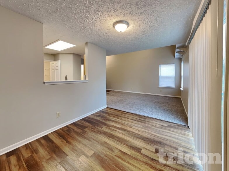 Building Photo - 4468 Connaught Dr E