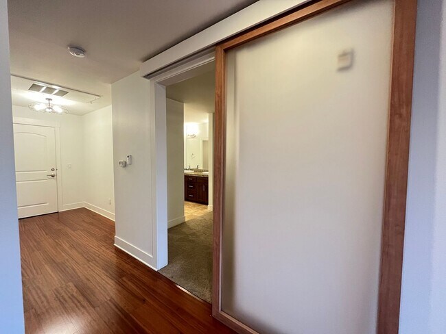 Building Photo - 2 Bed + 2 Bath Condo in the Belmont District Portland ~ Secured Garage Parking, Washer & Dryer in...