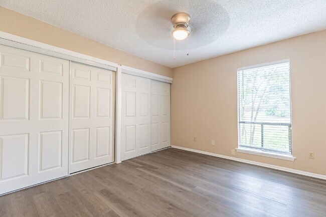 Building Photo - 5814 Pineway St