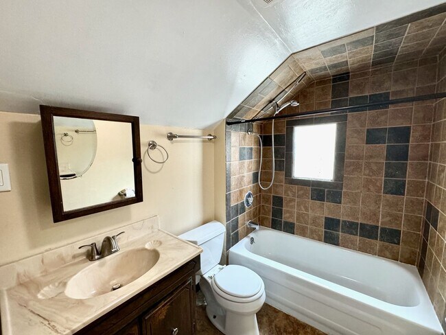 Building Photo - 4 Bed/2 bath UC Rental On Victor + Parking Only $695/person ($2780/mo)!