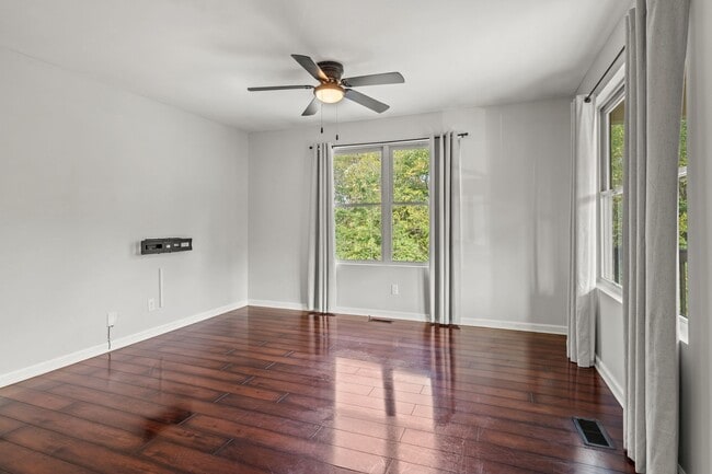 Building Photo - 2432 Adlai St