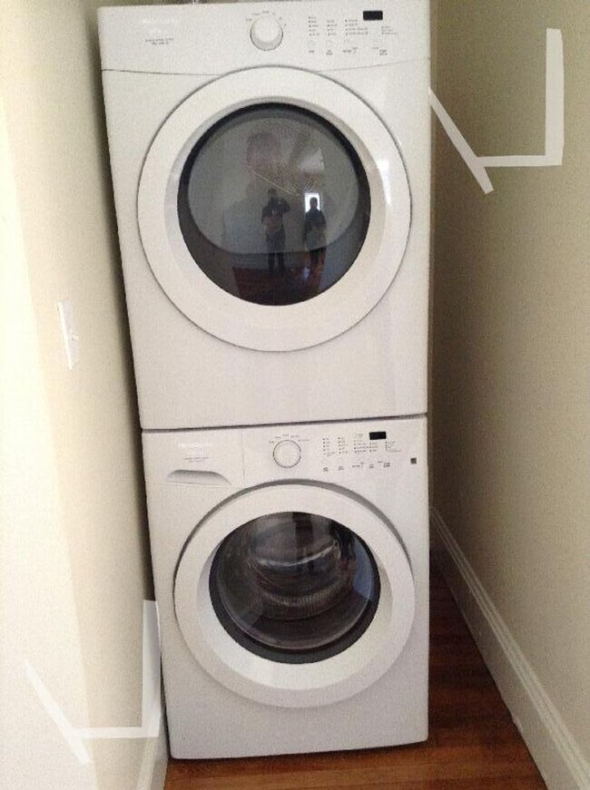 Building Photo - Rare Single Family 4BR/3BA w/laundry, parking, yard! 9/1