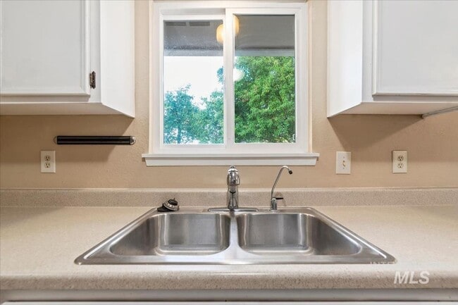 Building Photo - Updated Kuna Home with Private Backyard