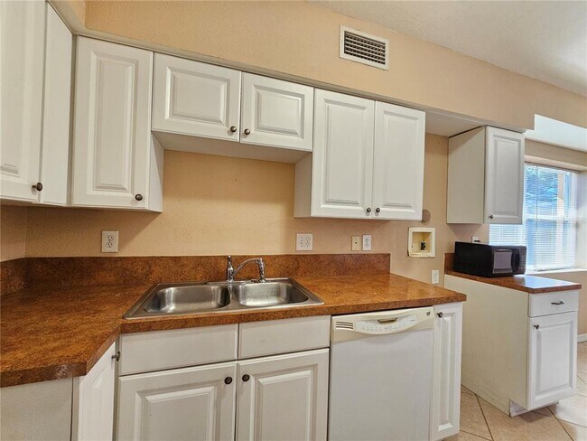 Building Photo - 1355 Drew St