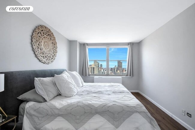 Building Photo - 301 E 79th St