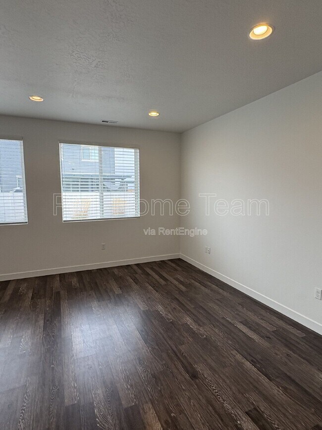 Building Photo - 1616 W Parkview Dr