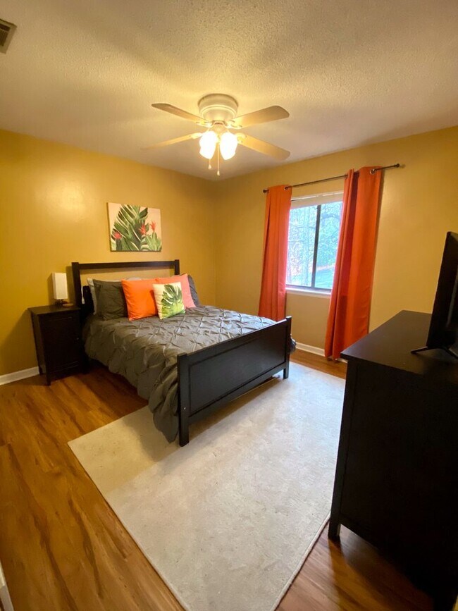 Building Photo - 2 Bedroom, 2 Bathroom Apartment in Cedarwood